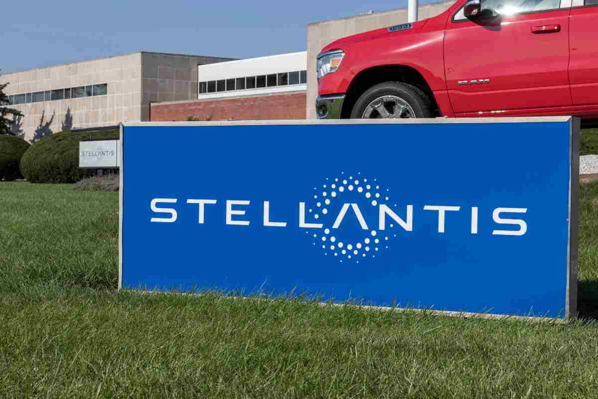 Stellantis, vendite EV al collasso: avanza lo spettro della crisi